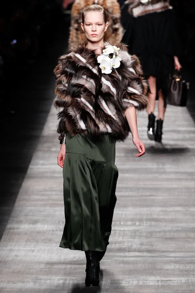 Look 28